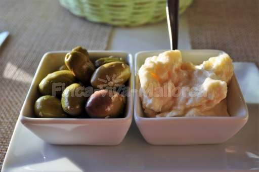 Proas Cala d´Or, aioli con pan