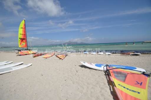 Playa de Muro mit Surfblettern