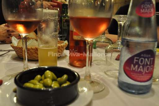 Mallorquinische Spezialitäten: Oliven und Wein