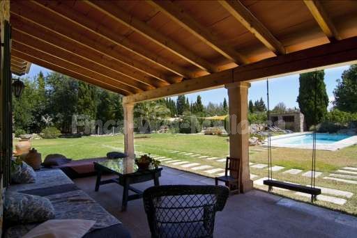 Finca Sabini Binisalem, überdachte Terrasse, Garten, Lounge, Esstisch, Pool, Schaukel