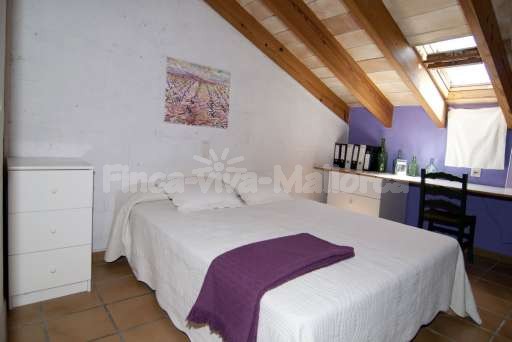 Finca Sabini Binisalem, Schlafzimmer, Doppelbett, Kommode, Schreibtisch