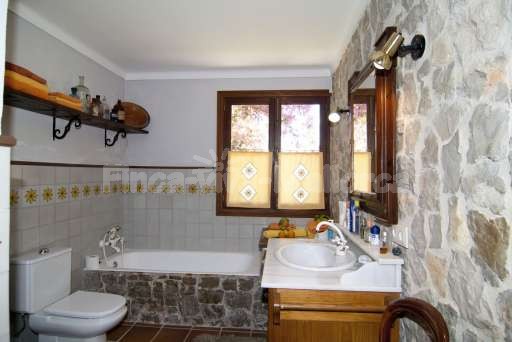 Finca Sabini Binisalem, Badezimmer, Badewanne, Spiegel