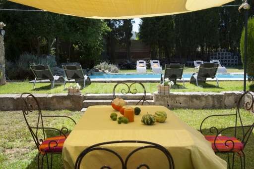 Finca Sabini Binisalem, Esstisch, Sitzgelegenheit, beschattet, Pool, Garten, Sonnenliege