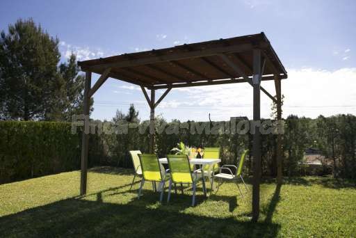 Finca Son Burguet, Garten, beschatteter Essplatz