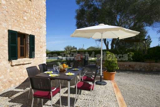 Finca Son Burguet, Terrasse, Esstisch, Sonnenschirm