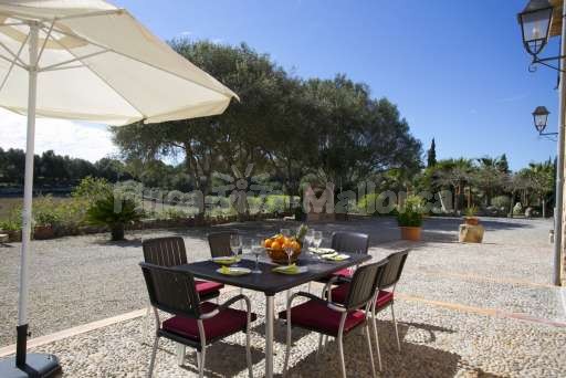Finca Son Burguet, Terrasse, Esstisch, Sonnenschirm