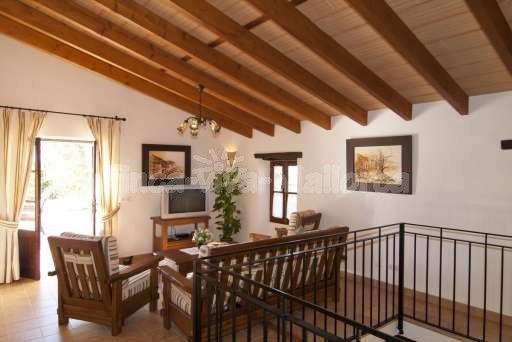 Finca Son Burguet, Sofa, Fernseher