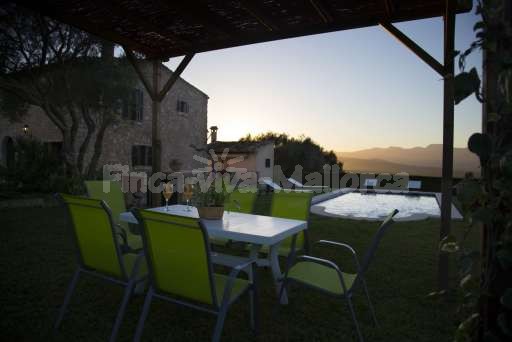Finca Son Burguet, beschatteter Essplatz, Ausblick, Pool