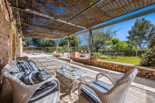 Villa Creveta Pollenca, überdachte Terrasse, Sessel, Sofa, Garten