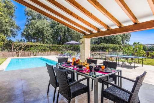 Villa Creveta Pollenca, überdachte Terrasse, Pool, Esstisch, Essbereich