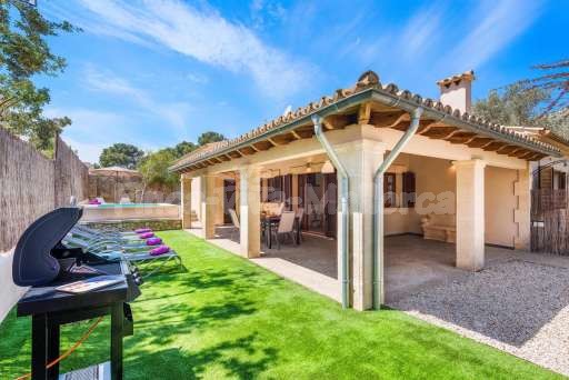 Villa Orell Cala San Vicente, Haus, überdachte Terrasse, Esstisch, Grill