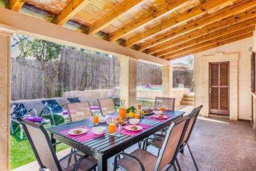 Villa Orell Cala San Vicente, überdachte Terrasse, Sonnenliege, Pool