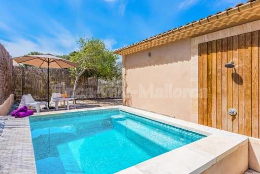 Villa Orell Cala San Vicente, Haus, Pool, Sonnenschirm