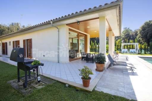 Villa Sontura Sa Pobla, überdachte Terrasse, Garten, Sonnenliege, Grill