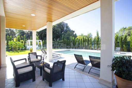 Villa Sontura Sa Pobla, überdachte Terrasse, Lounge, Sonnenliege, Pool