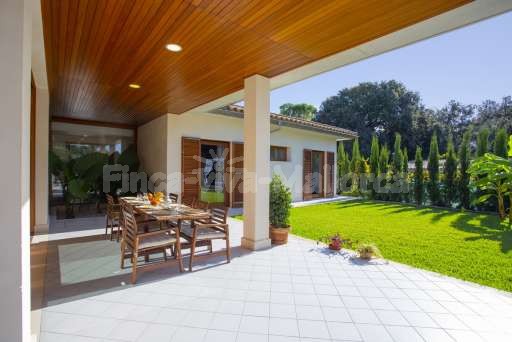 Villa Sontura Sa Pobla, überdachte Terrasse, Esstisch, Garten