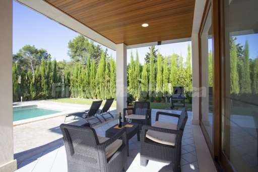 Villa Sontura Sa Pobla, überdachte Terrasse, Lounge, Sonnenliege, Pool