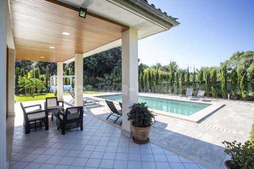 Villa Sontura Sa Pobla, überdachte Terrasse, Pool, Lounge, Sonnenliege