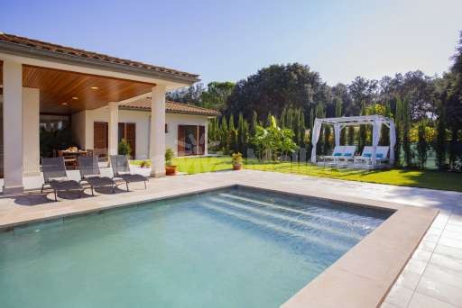 Villa Sontura Sa Pobla, Pool, Terrasse, Garten, Sonnenliege, Himmelbett