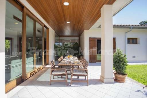 Villa Sontura Sa Pobla, überdachte Terrasse, Esstisch