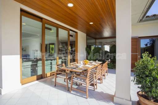 Villa Sontura Sa Pobla, überdachte Terrasse, Esstisch