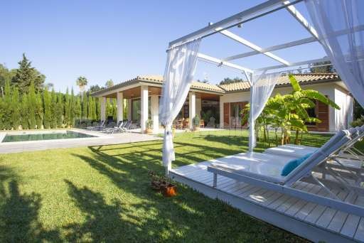 Villa Sontura Sa Pobla, Garten, Haus, Pool, Sonnenliege, Himmelbett