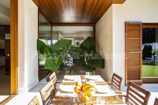 Villa Sontura Sa Pobla, überdachte Terrasse, Esstisch