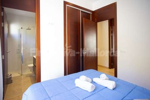 Villa Sontura Sa Pobla, Schlafzimmer, Doppelbett, Bad en Suite