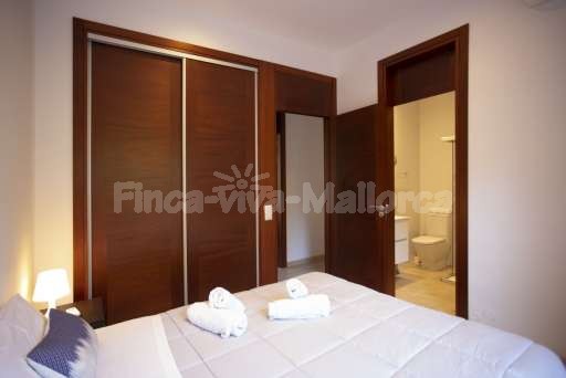 Villa Sontura Sa Pobla, Schlafzimmer, Doppelbett, Kleiderschrank