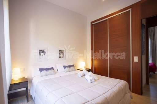 Villa Sontura Sa Pobla, Schlafzimmer, Doppelbett, Kledierschrank