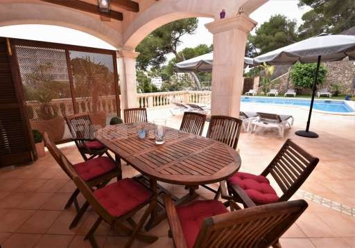 Villa Viva Cala Santanyi, überdachte Terrasse, Essbereich, Sitzmöglichkeit, Sonnenschirm, Pool