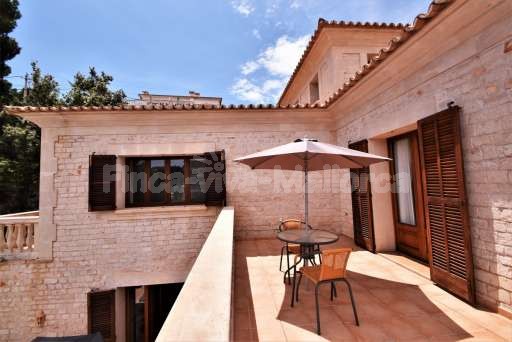 Villa Viva Cala Santanyi, Terrasse, Sitzmöglichkeit, Sonnenschirm