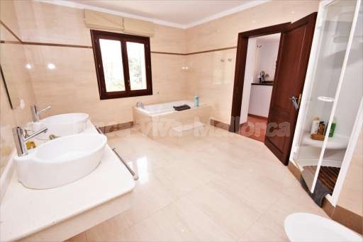 Villa Viva Cala Santanyi, Badezimmer, Badewanne, Dusche