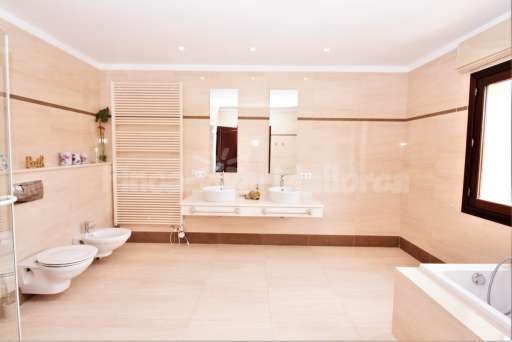 Villa Viva Cala Santanyi, Badezimmer, Badewanne